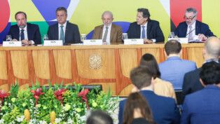 Os ministros de Minas e Energia, Alexandre Silveira, e da Casa Civil, Rui Costa, o Presidente da República, Luiz Inácio Lula da Silva, o ministro da Fazenda, Fernando Haddad, e o secretário-executivo do Ministério do Desenvolvimento, Indústria e Comércio Exterior, Márcio Elias Rosa durante entrevista coletiva sobre medidas para reduzir o impacto da oscilação do preço internacional do petróleo sobre o diesel no Brasil