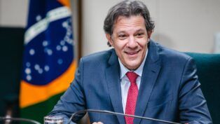 Fernando Haddad sorri durante audiência no Ministério da Fazenda