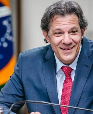 Fernando Haddad sorri durante audiência no Ministério da Fazenda