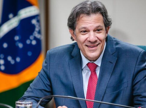 Fernando Haddad sorri durante audiência no Ministério da Fazenda
