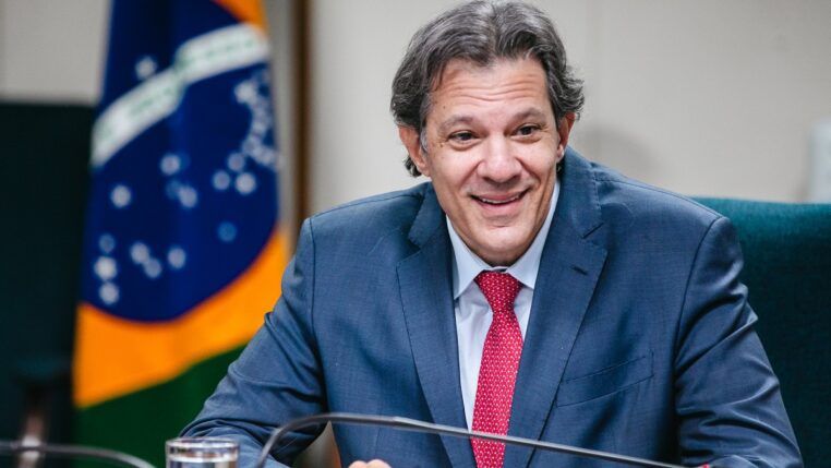 Fernando Haddad sorri durante audiência no Ministério da Fazenda