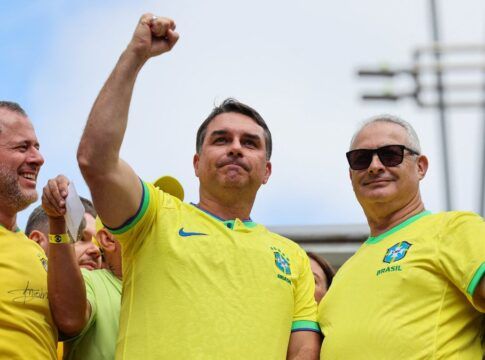 Senador Flávio Bolsonaro realiza cirurgias oftalmológicas em hospital de Brasília