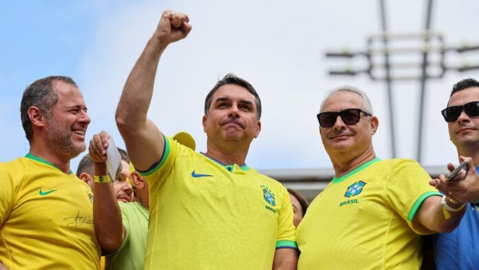 Senador Flávio Bolsonaro realiza cirurgias oftalmológicas em hospital de Brasília