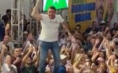 Flávio Bolsonaro pula durante evento de Marcos Rogério em Rondônia