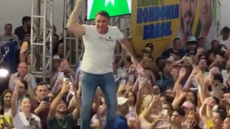 Flávio Bolsonaro pula durante evento de Marcos Rogério em Rondônia