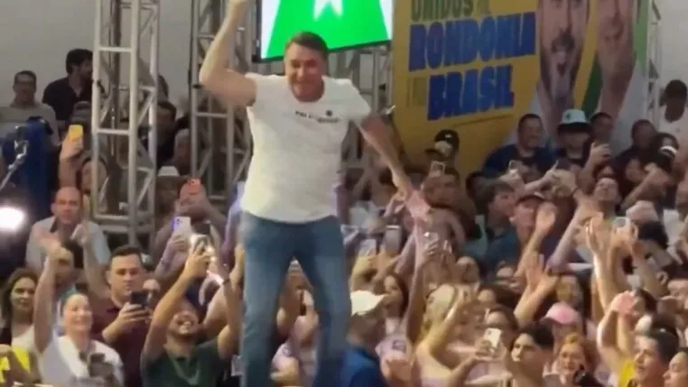 Flávio Bolsonaro pula durante evento de Marcos Rogério em Rondônia