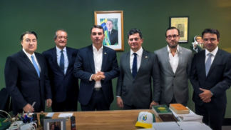 Valdemar COsta Neto, Flávio Bolsonaro, Sergio Moro e aliados durante anúncio de apoio à candidatura de Moro ao governo paranaense