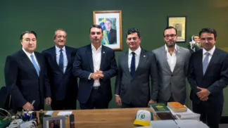 Valdemar COsta Neto, Flávio Bolsonaro, Sergio Moro e aliados durante anúncio de apoio à candidatura de Moro ao governo paranaense