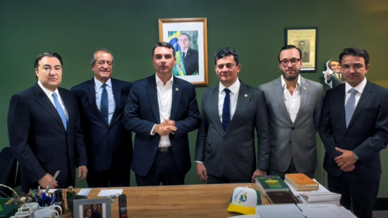 Valdemar COsta Neto, Flávio Bolsonaro, Sergio Moro e aliados durante anúncio de apoio à candidatura de Moro ao governo paranaense