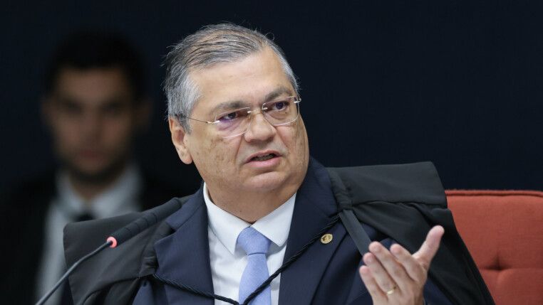 Ministro Flávio Dino gesticula enquanto fala durante sessão do STF