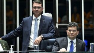 Flávio Bolsonaro e Sergio Moro na mesa diretora do Senado