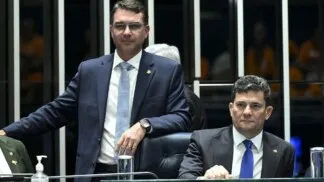 Flávio Bolsonaro e Sergio Moro na mesa diretora do Senado