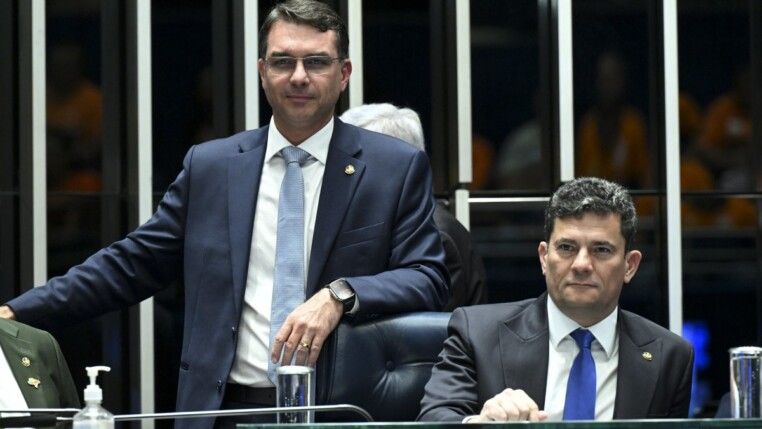 Flávio Bolsonaro e Sergio Moro na mesa diretora do Senado