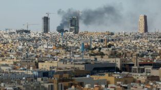 Fumaça sobe em meio ao conflito entre os EUA, Israel e o Irã