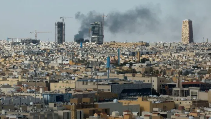 Fumaça sobe em meio ao conflito entre os EUA, Israel e o Irã