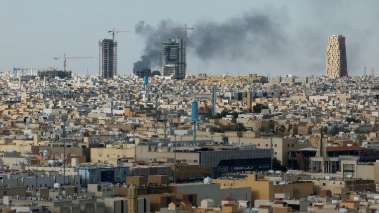 Fumaça sobe em meio ao conflito entre os EUA, Israel e o Irã