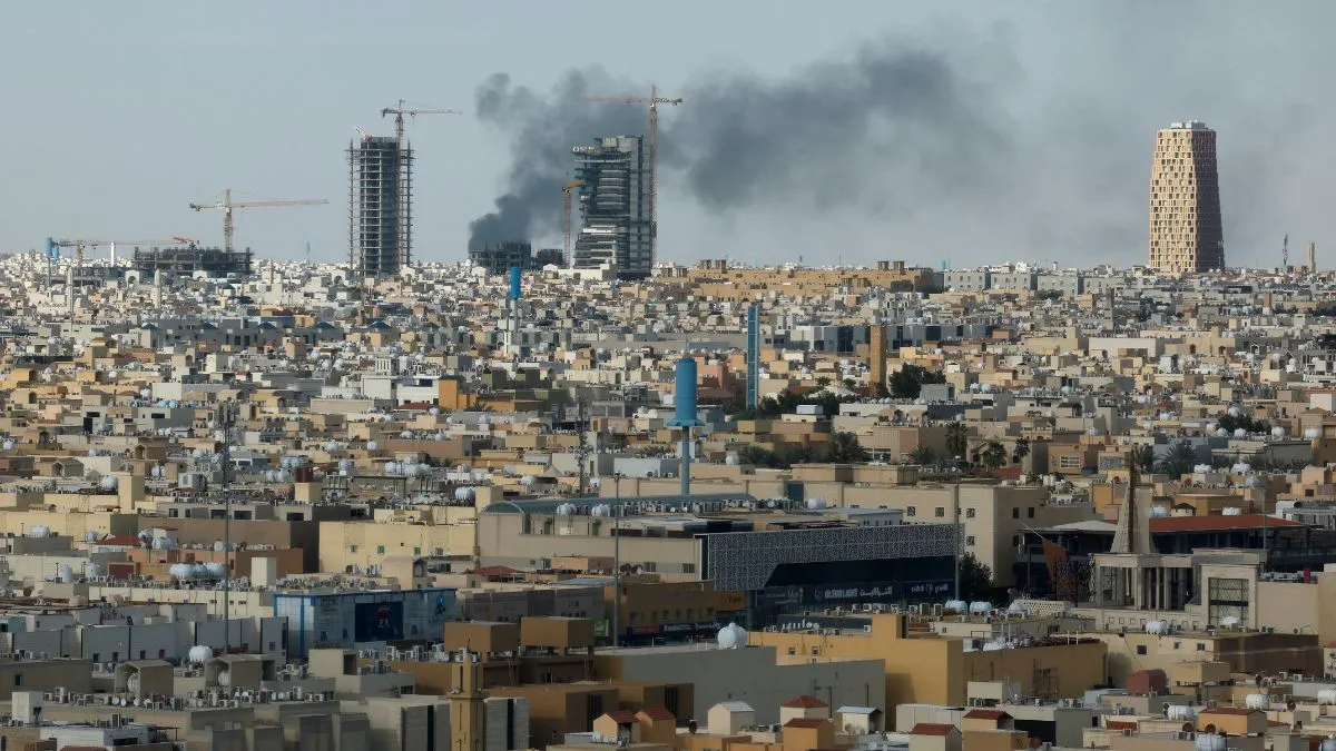 Fumaça sobe em meio ao conflito entre os EUA, Israel e o Irã