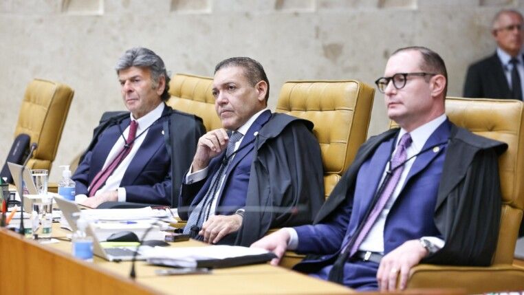 Luiz Fux, Nunes Marques e Cristiano Zanin durante sessão plenária do STF