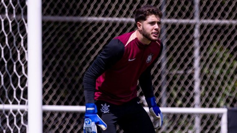 Felipe Longo voltou a treinar no Corinthians