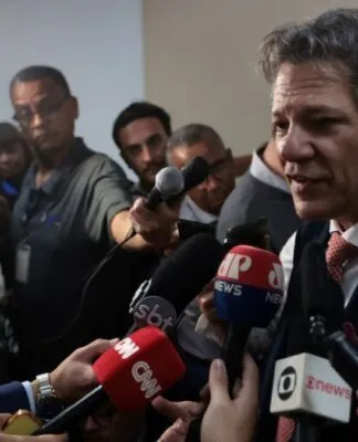 Haddad concede entrevistas para vários jornalistas