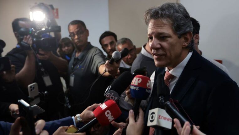 Haddad concede entrevistas para vários jornalistas
