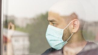 Homem de máscara no hospital