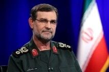 Alireza Tangsiri posa para foto, à frente da bandeira do Irã