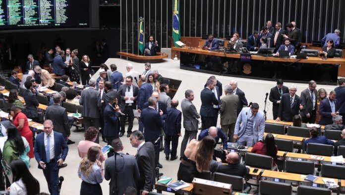Plenário da Câmara dos Deputados durante votação da PEC da Segurança