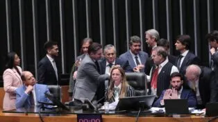 Hugo Motta, presidente da Câmara, cumprimenta colegas da Casa após aprovação da PEC da Segurança