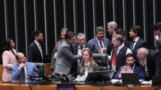 Hugo Motta, presidente da Câmara, cumprimenta colegas da Casa após aprovação da PEC da Segurança