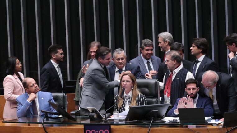 Hugo Motta, presidente da Câmara, cumprimenta colegas da Casa após aprovação da PEC da Segurança