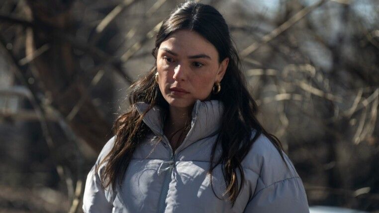 Isis Valverde em cena de Código Alarum, sua estreia no cinema internacional