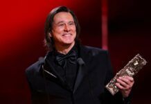 O ator Jim Carrey recebe o César Honorário durante a 51ª cerimônia do Prêmio César, em Paris, França, em 26 de fevereiro de 2026.