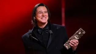 O ator Jim Carrey recebe o César Honorário durante a 51ª cerimônia do Prêmio César, em Paris, França, em 26 de fevereiro de 2026.