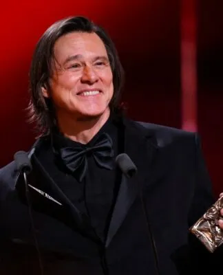O ator Jim Carrey recebe o César Honorário durante a 51ª cerimônia do Prêmio César, em Paris, França, em 26 de fevereiro de 2026.