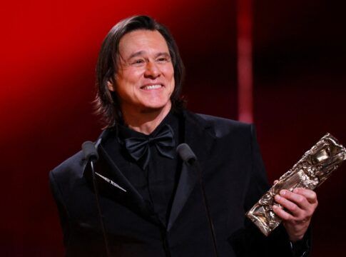 O ator Jim Carrey recebe o César Honorário durante a 51ª cerimônia do Prêmio César, em Paris, França, em 26 de fevereiro de 2026.