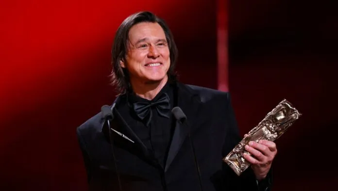 O ator Jim Carrey recebe o César Honorário durante a 51ª cerimônia do Prêmio César, em Paris, França, em 26 de fevereiro de 2026.