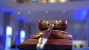 Martelo sobre a mesa num leilão na B3