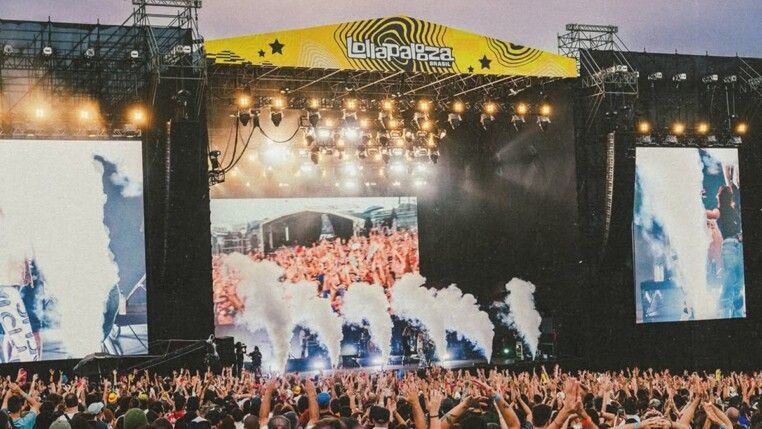 Fãs se aglomeram para assistir a show em um dos palcos do festival Lolapalooza