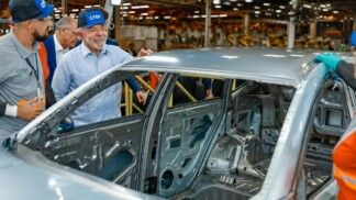 Presidente da República, Luiz Inácio Lula da Silva, durante visita à fábrica da CAOA, no Setor Industrial, Anápolis