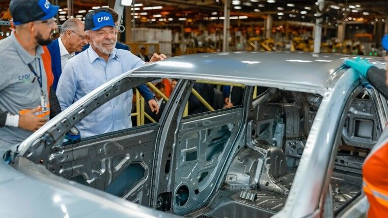 Presidente da República, Luiz Inácio Lula da Silva, durante visita à fábrica da CAOA, no Setor Industrial, Anápolis