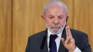 Lula defende que Brasil precisa melhorar defesas militares