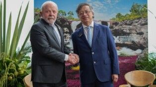 O presidente do Brasil, Luiz Inácio Lula da Silva, cumprimenta o presidente da Colômbia, Gustavo Petro, durante a 10ª Cúpula da Comunidade de Estados Latino-Americanos e Caribenhos (Celac), em Bogotá