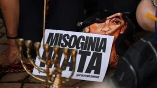 O Levante Mulheres Vivas realiza ato na área central de Brasília para denunciar o feminicídio e todas as formas de violência contra mulheres