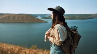 Mulher de chapéu viajando sozinha