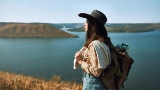 Mulher de chapéu viajando sozinha