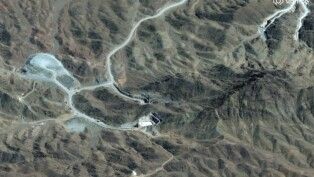 Imagem de satélite mostra uma visão geral do complexo de túneis da montanha Pickaxe, em Natanz, no Irã (Vantor/Divulgação via Reuters)