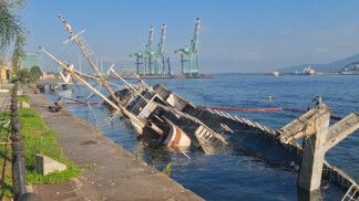 O navio W. Besnard, embarcação histórica com quase 60 anos que participou da primeira expedição brasileira à Antártida, está parcialmente submerso no Porto de Santos
