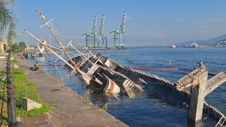 O navio W. Besnard, embarcação histórica com quase 60 anos que participou da primeira expedição brasileira à Antártida, está parcialmente submerso no Porto de Santos