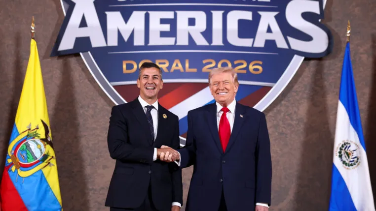 Santiago Pena, presidente do Paraguai, com Donald Trump, presidente dos EUA, em encontro em Miami em 7 de março de 2026